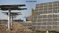 Sistemas solares da energia verde alternativa híbrida com os painéis solares do telhado